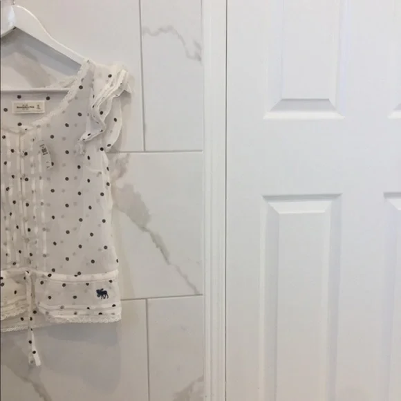 New Abercrombie | Cute Frills & Pokadot Top - Picture 4 of 15